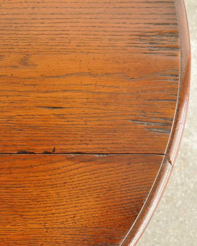 アンティークのテーブル　アンティーク家具　英国のアンティーク家具、珍しいコンパクトなサイズのゲートレッグテーブル（伸張式テーブル） 。近づいて見てみると･･･時間と手間暇を掛けて職人が丁寧にお直しした天板は、木目も美しいんです。(q-1902-f)