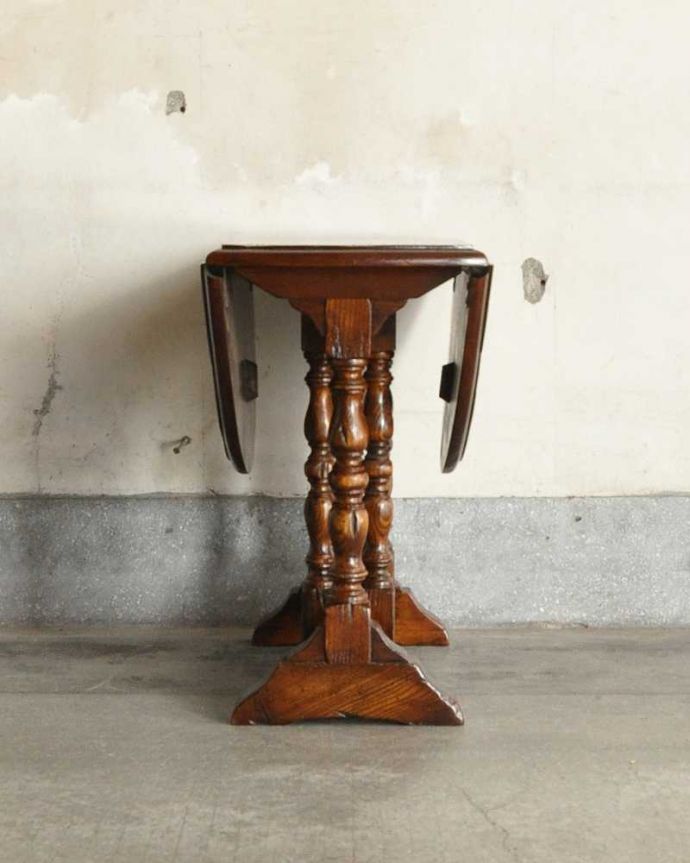 アンティークのテーブル　アンティーク家具　英国のアンティーク家具、珍しいコンパクトなサイズのゲートレッグテーブル（伸張式テーブル） 。意外にコンパクト昔、使わないとき壁にピタッと付けて収納出来るように作られたテーブル。(q-1902-f)