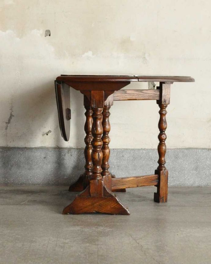 アンティークのテーブル　アンティーク家具　英国のアンティーク家具、珍しいコンパクトなサイズのゲートレッグテーブル（伸張式テーブル） 。片方開くと････片方のリーフを開くとこんな感じ。(q-1902-f)