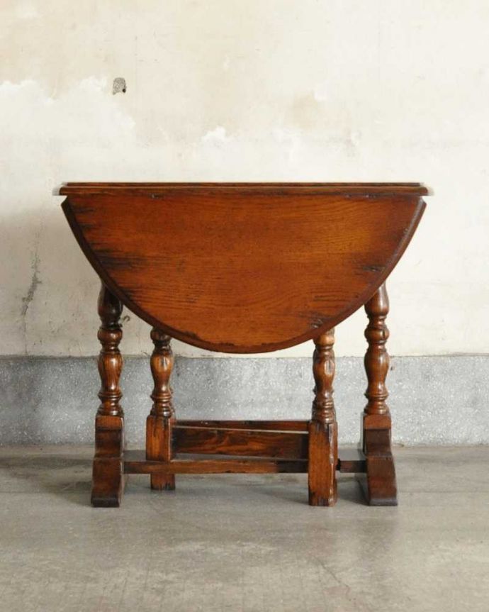 アンティークのテーブル　アンティーク家具　英国のアンティーク家具、珍しいコンパクトなサイズのゲートレッグテーブル（伸張式テーブル） 。クルッと回転。(q-1902-f)