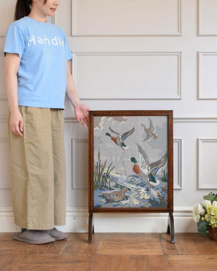 めずらしい家具　アンティーク家具　イギリスで見つけた水鳥がデザインされた優雅なアンティークファイヤースクリーン。暖炉の前で使われていためずらしいアンティークヨーロッパの寒い冬を乗り切るため必ずお家にあった暖炉。(q-1903-f)