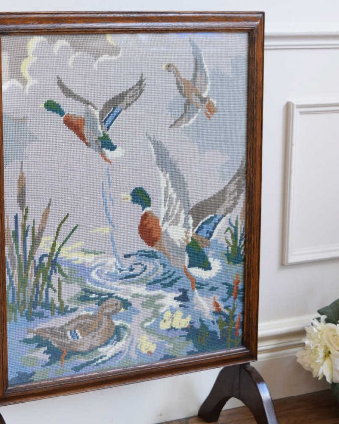 めずらしい家具　アンティーク家具　イギリスで見つけた水鳥がデザインされた優雅なアンティークファイヤースクリーン。見ても楽しめるアンティークですいろんな場所に持ち運べる大きさ。(q-1903-f)