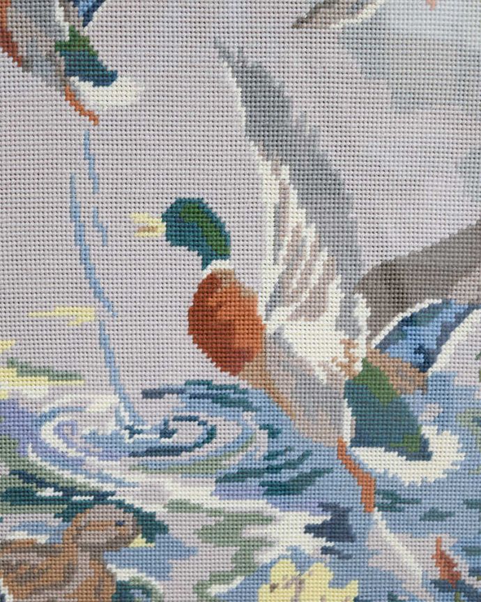 めずらしい家具　アンティーク家具　イギリスで見つけた水鳥がデザインされた優雅なアンティークファイヤースクリーン。細かい刺繍にうっとり･･･手作業で仕上げられた水鳥の刺繍です。(q-1903-f)