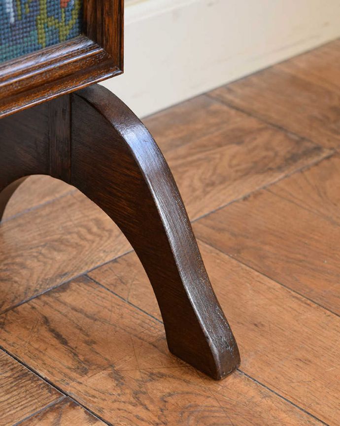 めずらしい家具　アンティーク家具　イギリスで見つけた水鳥がデザインされた優雅なアンティークファイヤースクリーン。持ち上げなくても移動できます！Handleのアンティークは、脚の裏にフェルトキーパーをお付けしていますので、床を滑らせてれば女性1人でも移動が簡単です。(q-1903-f)