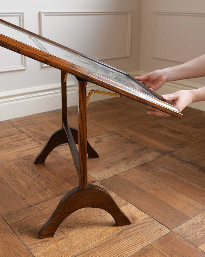 めずらしい家具　アンティーク家具　イギリスで見つけた水鳥がデザインされた優雅なアンティークファイヤースクリーン。クルッと持ち上がります持ち上げると天板のようになるよう造られています。(q-1903-f)