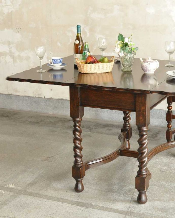 アンティークのテーブル　アンティーク家具　伸張式のアンティーク英国家具、天板の縁どりも美しいバタフライテーブル。やっぱり目立っちゃう女性らしいツイスト脚ツイスト脚のテーブルはアンティークのデザインの定番中の定番。(q-1904-f)