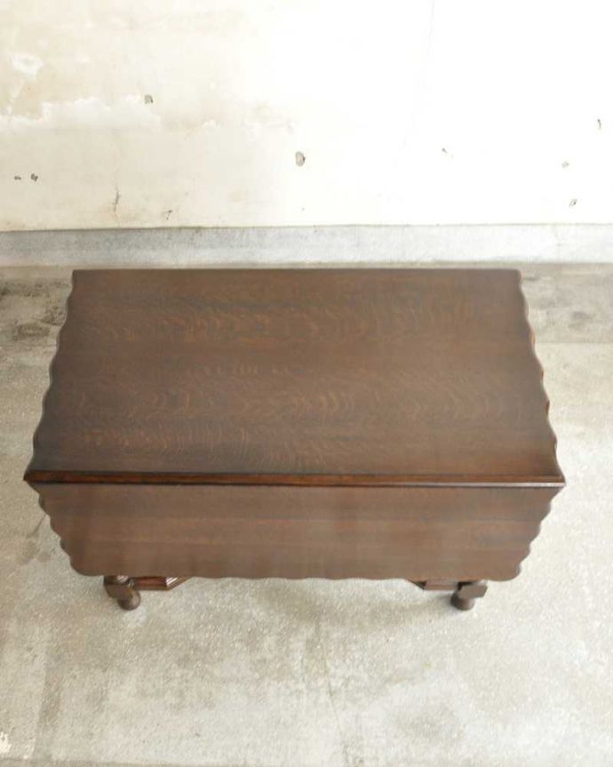 アンティークのテーブル　アンティーク家具　伸張式のアンティーク英国家具、天板の縁どりも美しいバタフライテーブル。畳むとこんなにスリムなサイズリーフを閉じた状態のテーブルを上から見るとこんな感じ。(q-1904-f)