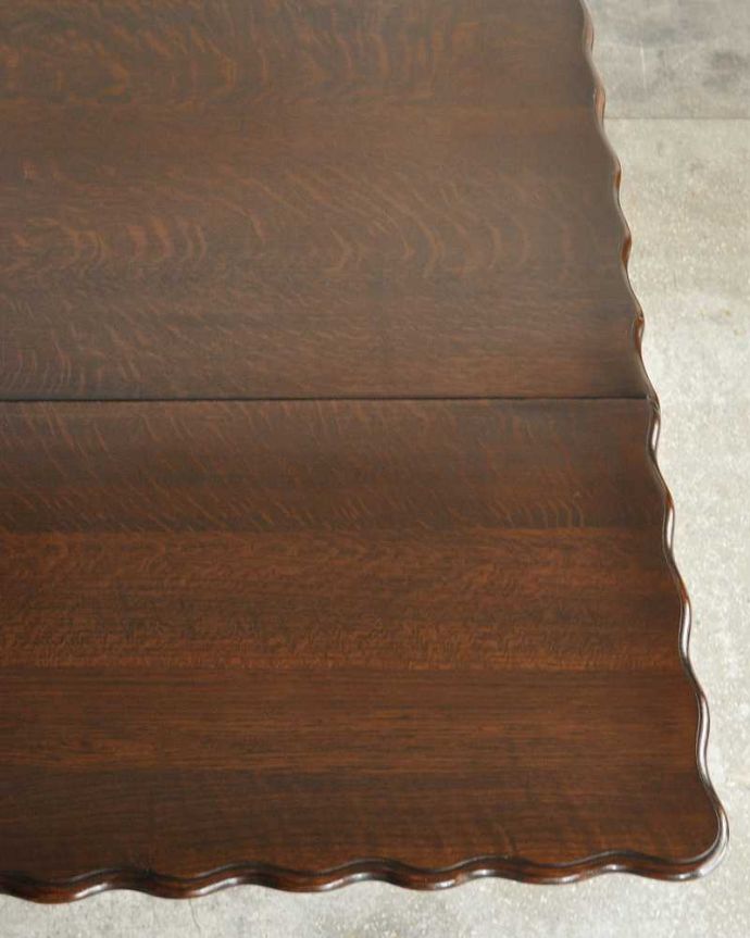 アンティークのテーブル　アンティーク家具　伸張式のアンティーク英国家具、天板の縁どりも美しいバタフライテーブル。近づいて見てみると･･･時間と手間暇を掛けて職人が丁寧にお直しした天板は、木目も美しいんです。(q-1904-f)