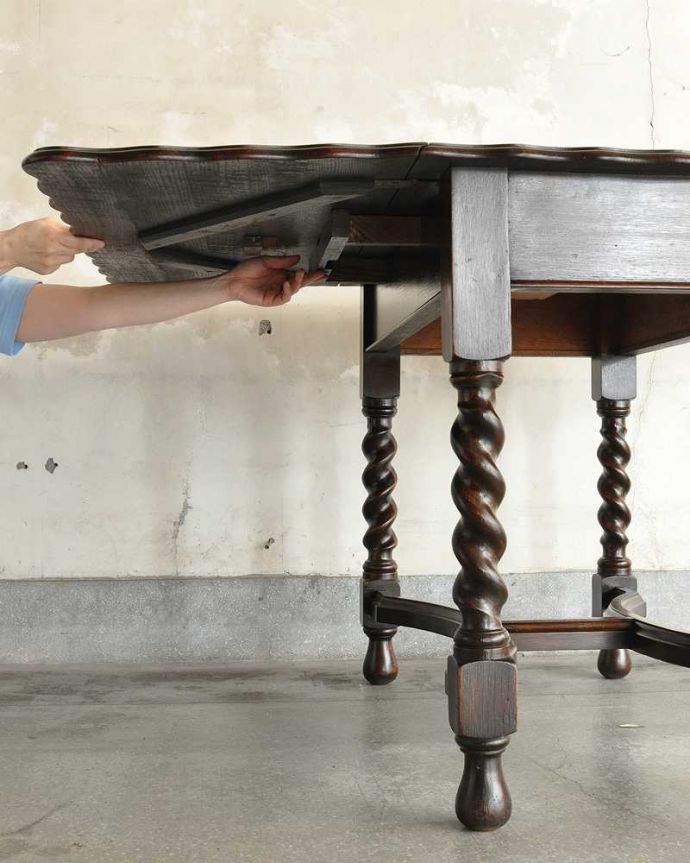 アンティークのテーブル　アンティーク家具　伸張式のアンティーク英国家具、天板の縁どりも美しいバタフライテーブル。あっという間にサイズ変更OK！天板を上に持ち上げてレバーを引っ張り出すだけで、女性でもあっという間にサイズが変えれます。(q-1904-f)