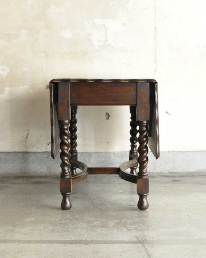 アンティークのテーブル　アンティーク家具　伸張式のアンティーク英国家具、天板の縁どりも美しいバタフライテーブル。横から見てみると･･･リーフを畳めばとてもコンパクト。(q-1904-f)