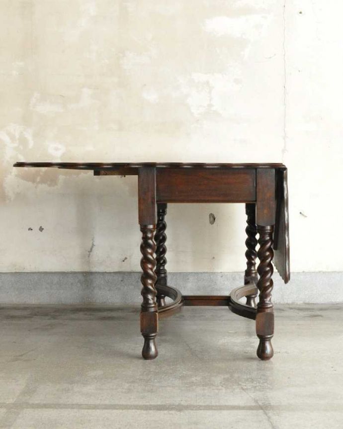 アンティークのテーブル　アンティーク家具　伸張式のアンティーク英国家具、天板の縁どりも美しいバタフライテーブル。片方だけ開いて使えます片方の羽を開くとこんな感じ。(q-1904-f)
