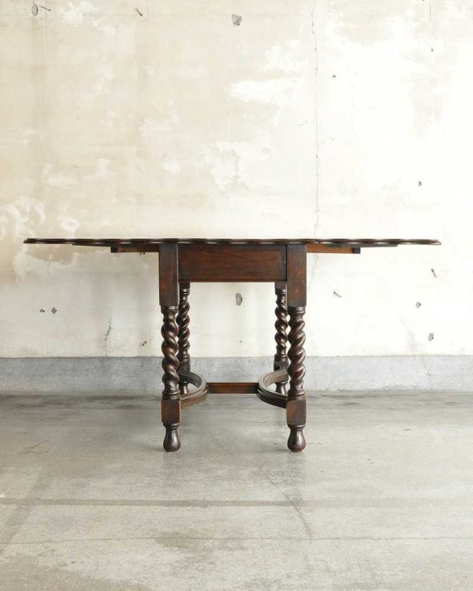 アンティークのテーブル　アンティーク家具　伸張式のアンティーク英国家具、天板の縁どりも美しいバタフライテーブル。両方開いたらこんな感じ開いても閉じても、自由に使える便利さが魅力です。(q-1904-f)