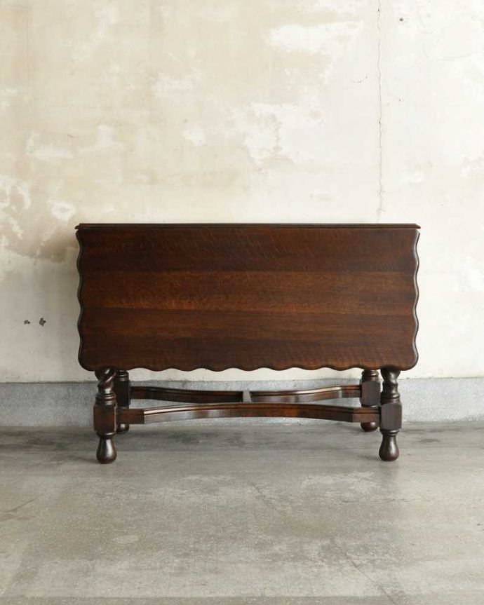 アンティークのテーブル　アンティーク家具　伸張式のアンティーク英国家具、天板の縁どりも美しいバタフライテーブル。天板を畳むとこんな感じ閉じたときは、また違った表情を見せて楽しませてくれます。(q-1904-f)