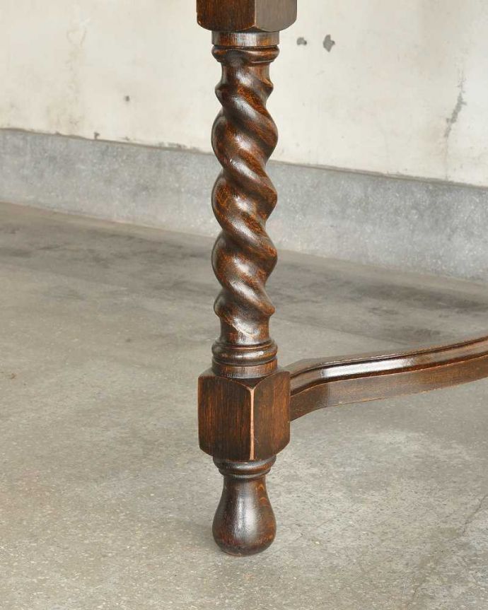 アンティークのテーブル　アンティーク家具　伸張式のアンティーク英国家具、天板の縁どりも美しいバタフライテーブル。持ち上げなくても移動できます！Handleのアンティークは、脚の裏にフェルトキーパーをお付けしていますので、持ち上げなくても床を滑らせて移動させることが出来ます。(q-1904-f)