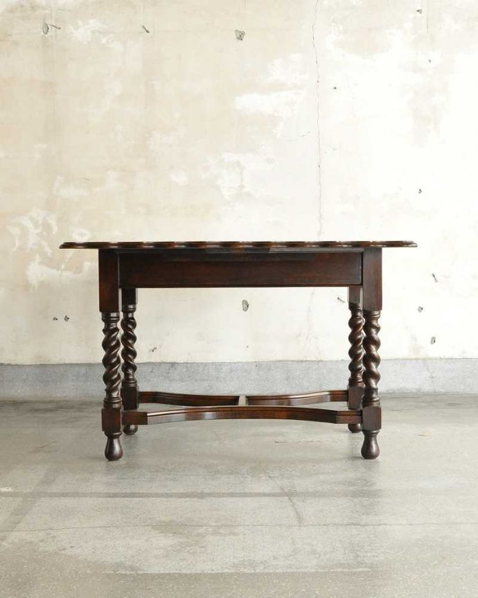 アンティークのテーブル　アンティーク家具　伸張式のアンティーク英国家具、天板の縁どりも美しいバタフライテーブル。クルッと回転。(q-1904-f)