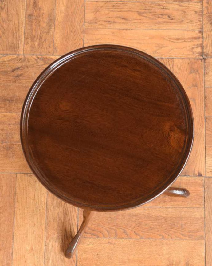 アンティークのテーブル アンティーク家具 手頃なサイズのトライポッドのワインテーブル、イギリスのアンティーク家具。天板を上から見ると・・・天板はこんな感じで、ちょっとしたものを乗せて使うのに便利なサイズです。(q-1905-f)
