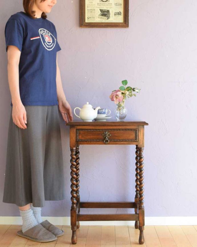 アンティークのテーブル　アンティーク家具　英国輸入のアンティーク家具、珍しい引き出し付きのオケージョナルテーブル。便利に使えるコンパクトサイズのテーブル「オケージョナル」とは「便利に使える」と言う意味。(q-1906-f)