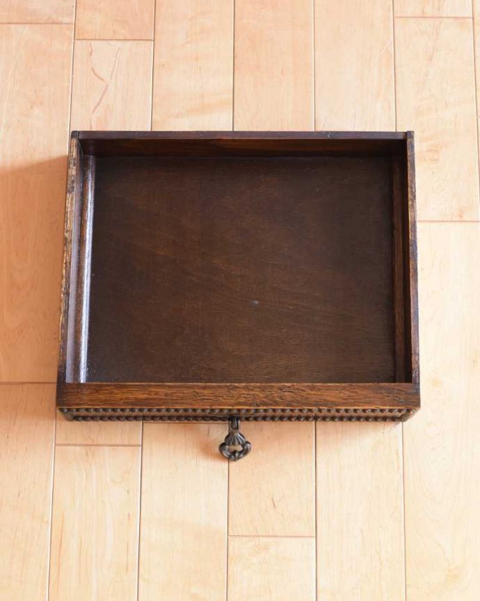アンティークのテーブル　アンティーク家具　英国輸入のアンティーク家具、珍しい引き出し付きのオケージョナルテーブル。引き出しの中もキレイですテーブルに付いた引き出しの中も、もちろん職人がキレイに修復しました。(q-1906-f)
