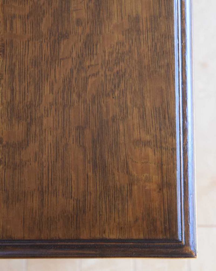 アンティークのテーブル　アンティーク家具　英国輸入のアンティーク家具、珍しい引き出し付きのオケージョナルテーブル。近づいて見てみると･･･天板を見てみるとこんな感じです。(q-1906-f)