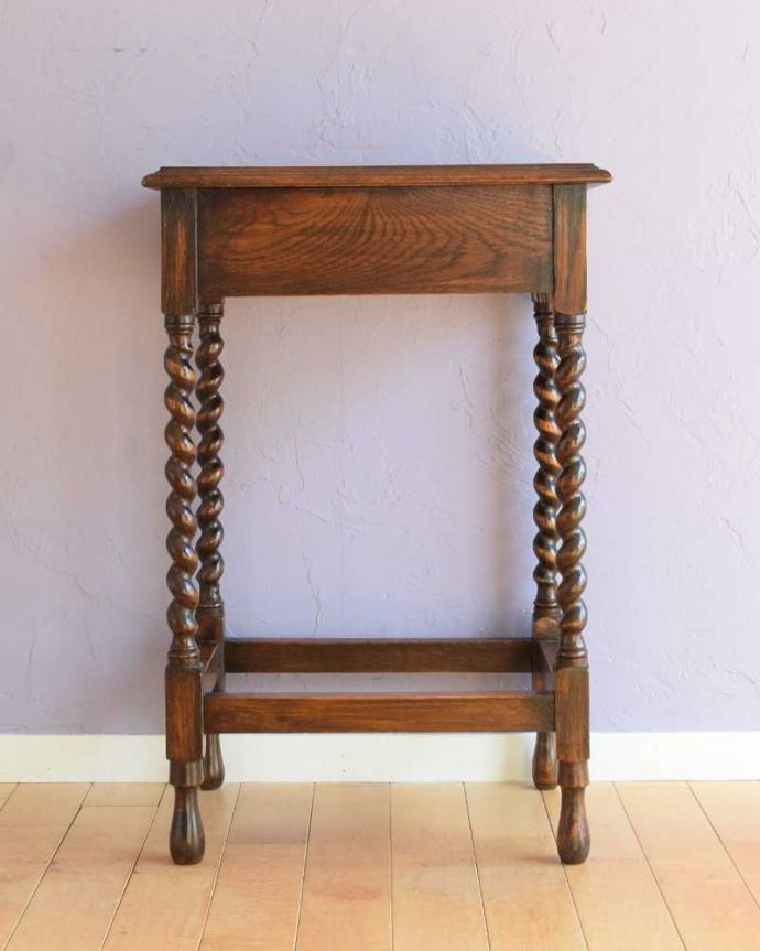 アンティークのテーブル　アンティーク家具　英国輸入のアンティーク家具、珍しい引き出し付きのオケージョナルテーブル。後ろ姿にも自信がありますアンティークは新品ではないので経年変化によるキズはありますが、専門の職人がしっかり修復したので、後ろから見てもキレイです。(q-1906-f)