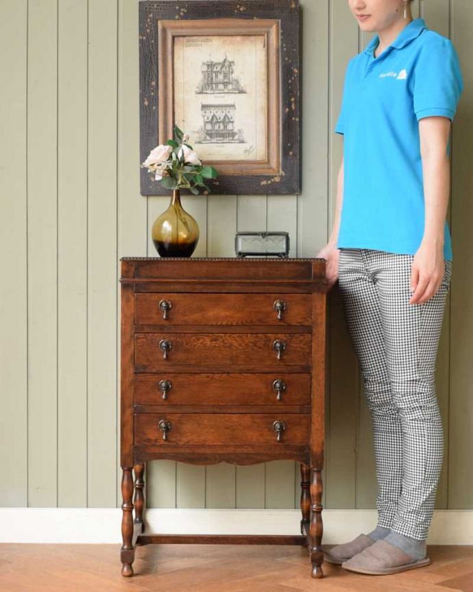 アンティークのチェスト アンティーク家具 アンティークの英国家具、サイドテーブルにもなる脚が美しいミュージックドロワーズ。楽譜のために作られた贅沢なミュージックチェストスラーッとスタイルがよく、薄い引き出しがたくさん付いたチェストは、もともと楽譜の収納場所として作られた贅沢なチェストなんです。(q-1907-f)