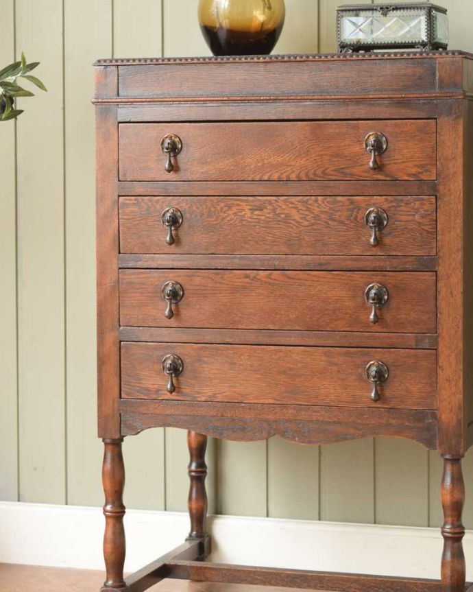 アンティークのチェスト アンティーク家具 アンティークの英国家具、サイドテーブルにもなる脚が美しいミュージックドロワーズ。厚みがない引き出しはとっても便利に使えます楽譜用に作られた低い引き出しがたくさんあるので、細々としたものを分けて収納できます。(q-1907-f)