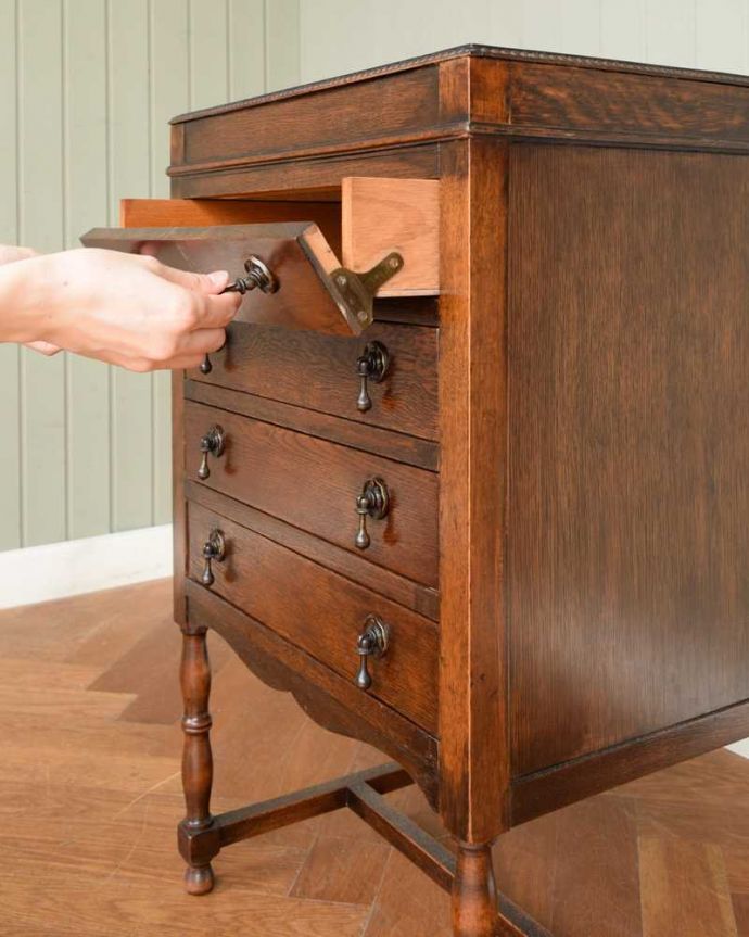 アンティークのチェスト アンティーク家具 アンティークの英国家具、サイドテーブルにもなる脚が美しいミュージックドロワーズ。簡単に出し入れ出来ますちゃんと動くように修復したので、引き出し部分は楽譜を入れるために引き出しやすくなっています。(q-1907-f)