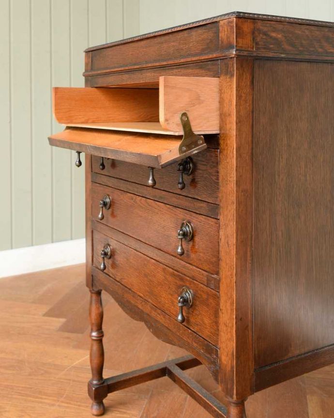 アンティークのチェスト アンティーク家具 アンティークの英国家具、サイドテーブルにもなる脚が美しいミュージックドロワーズ。ここまで開きます楽譜が出し入れしやすいように前の板が手前に倒れるようになっています。(q-1907-f)