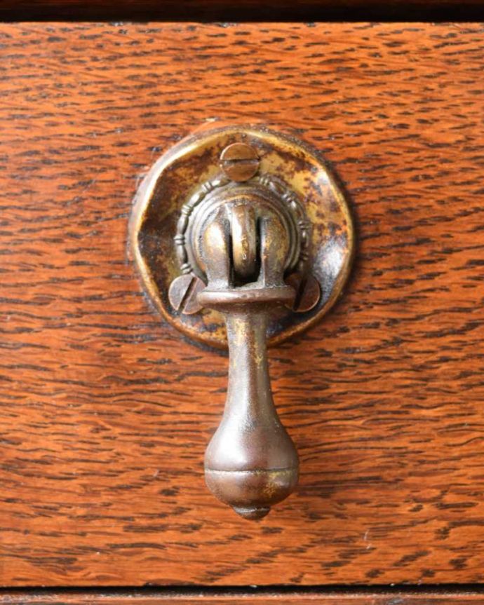 アンティークのチェスト アンティーク家具 アンティークの英国家具、サイドテーブルにもなる脚が美しいミュージックドロワーズ。取っ手もアンティークらしいデザインアンティーク家具の取っ手は、なんだか高級感があるんですよね。(q-1907-f)