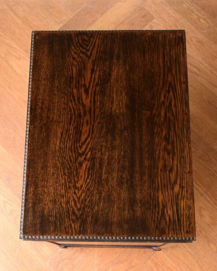 アンティークのチェスト アンティーク家具 アンティークの英国家具、サイドテーブルにもなる脚が美しいミュージックドロワーズ。上から見ると・・・天板を上から見るとこんな形です。(q-1907-f)