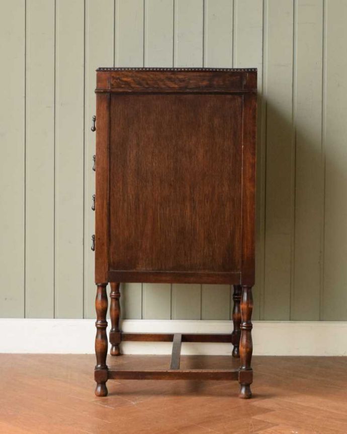 アンティークのチェスト アンティーク家具 アンティークの英国家具、サイドテーブルにもなる脚が美しいミュージックドロワーズ。横から見てもステキ横から見た姿も英国アンティークらしくこんなにカッコいいんです。(q-1907-f)