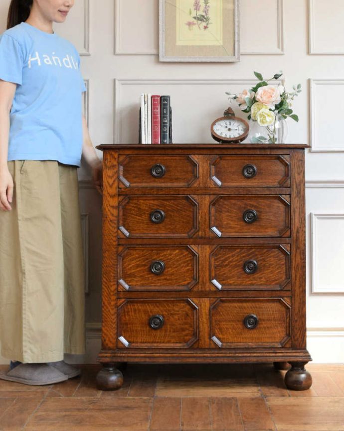 アンティークのチェスト アンティーク家具 英国スタイルのかっこいいアンティーク家具、バンフットのオーク材の4段チェスト 。英国アンティークらしい落ち着いた雰囲気が自慢落ち着いた色合いが英国アンティークらしい雰囲気のチェスト。(q-1908-f)