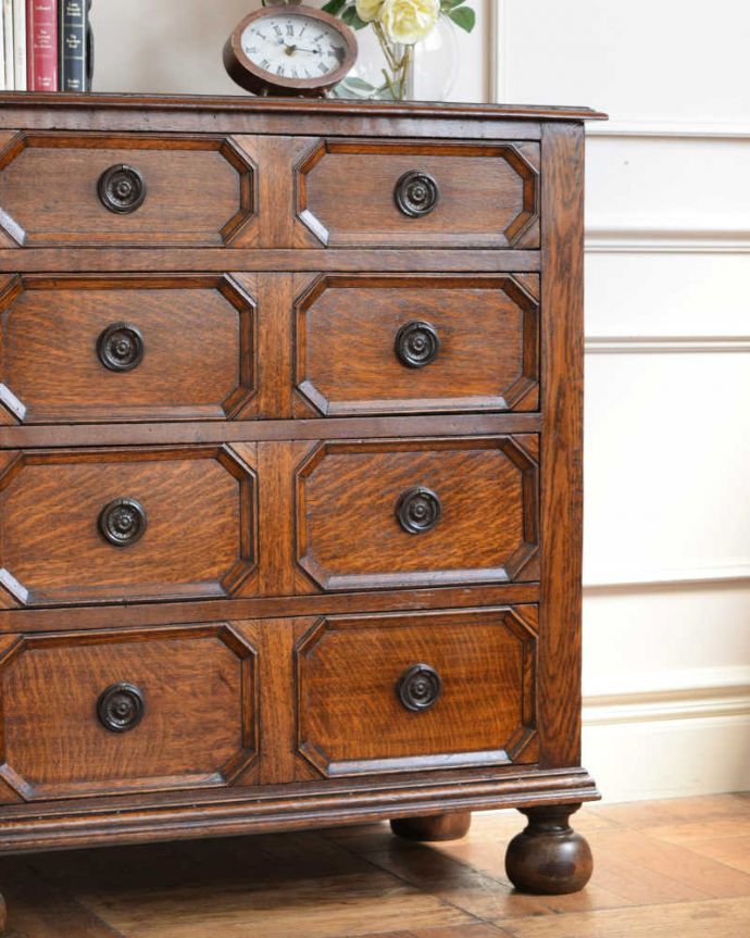 アンティークのチェスト アンティーク家具 英国スタイルのかっこいいアンティーク家具、バンフットのオーク材の4段チェスト 。見た目はもちろん、実用的に使って楽しみましょうアンティークのチェストは見た目の美しさはもちろん、実用的にたっぷり収納が出来る実力派。(q-1908-f)