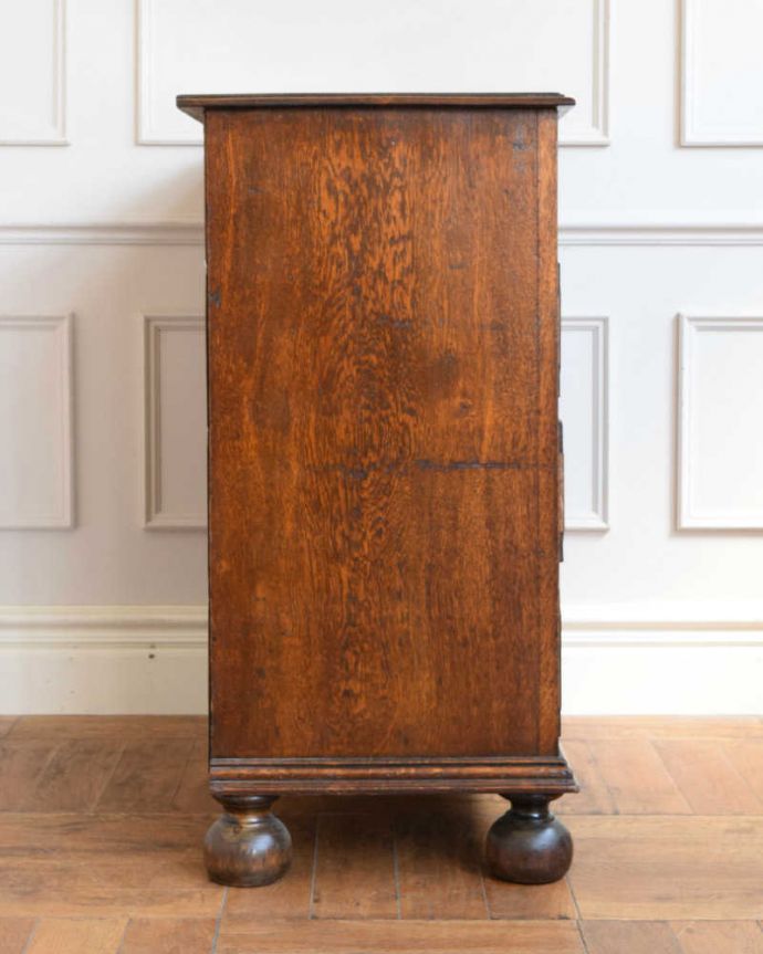 アンティークのチェスト アンティーク家具 英国スタイルのかっこいいアンティーク家具、バンフットのオーク材の4段チェスト 。横顔だってカッコいい横から見るとこんな感じです。(q-1908-f)