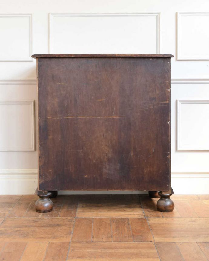 アンティークのチェスト アンティーク家具 英国スタイルのかっこいいアンティーク家具、バンフットのオーク材の4段チェスト 。後ろ姿にも自信アリ!アンティークは新品ではないので、経年変化によるキズはありますが、専門の職人がキレイに修復したので後ろ姿にも自信があります。(q-1908-f)