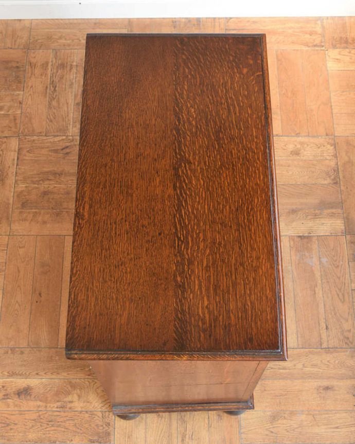 アンティークのチェスト アンティーク家具 英国スタイルのかっこいいアンティーク家具、バンフットのオーク材の4段チェスト 。何を置こうかな・・・?上から見ると、天板はこんな感じです。(q-1908-f)