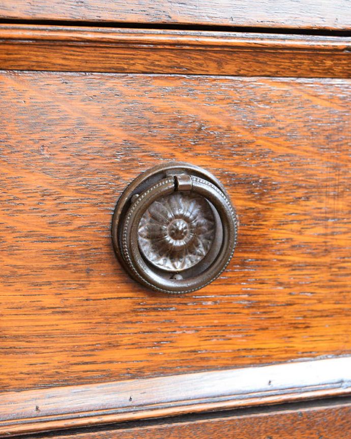 アンティークのチェスト アンティーク家具 英国スタイルのかっこいいアンティーク家具、バンフットのオーク材の4段チェスト 。開ける度にワクワク高級感漂うアンティークらしいデザインの取っ手。(q-1908-f)