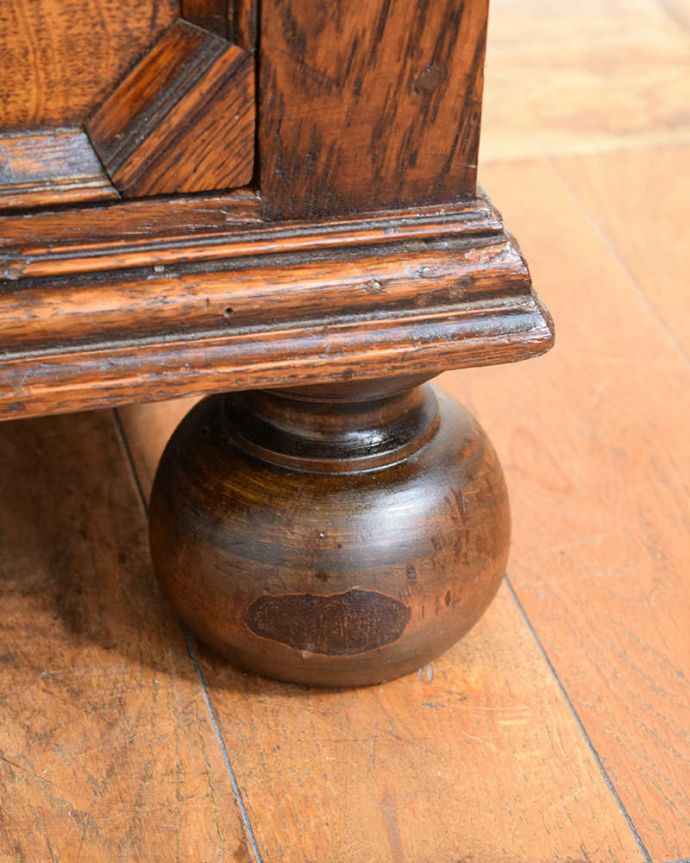 アンティークのチェスト アンティーク家具 英国スタイルのかっこいいアンティーク家具、バンフットのオーク材の4段チェスト 。女性1人でラクラク運べちゃう仕掛けHandleのアンティークは、脚の裏にフェルトキーパーをお付けしています。(q-1908-f)