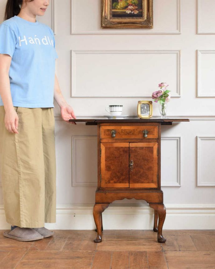 アンティークのチェスト　アンティーク家具　アンティークの英国輸入家具、伸張式の天板付きのサイドチェスト。天板の伸び縮みする便利なチェスト英国らしい優雅なデザインのチェスト。(q-1909-f)