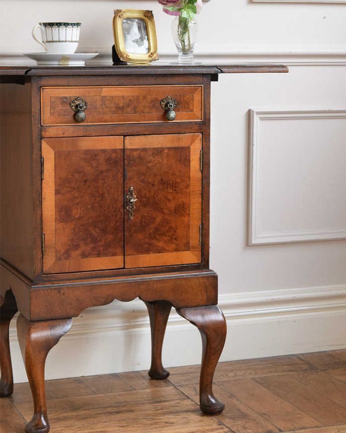 アンティークのチェスト　アンティーク家具　アンティークの英国輸入家具、伸張式の天板付きのサイドチェスト。ツヤツヤの木目が美しい「魅せる」収納上質の素材を使ったアンティーク家具だけが持つ高級感。(q-1909-f)