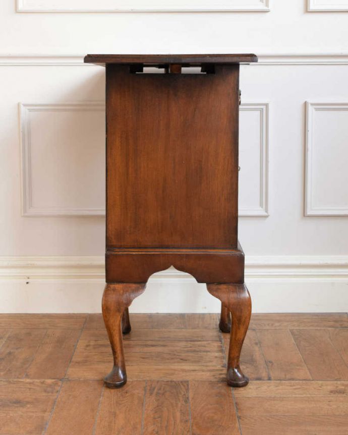 アンティークのチェスト　アンティーク家具　アンティークの英国輸入家具、伸張式の天板付きのサイドチェスト。横顔も美しいんですどこから見られても美しいように、横側もキレイに修復してあります。(q-1909-f)