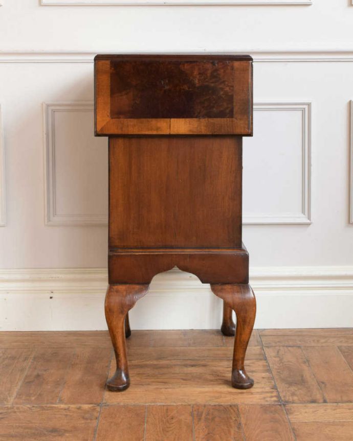 アンティークのチェスト　アンティーク家具　アンティークの英国輸入家具、伸張式の天板付きのサイドチェスト。天板を畳むとこんな感じ閉じたときは、また違った表情を見せて楽しませてくれます。(q-1909-f)