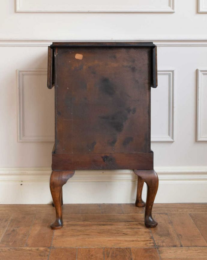 アンティークのチェスト　アンティーク家具　アンティークの英国輸入家具、伸張式の天板付きのサイドチェスト。後ろ姿もキレイなんですアンティークは新品ではないので、もちろん経年変化によるキズはありますが、専門の職人がキレイにお直しをしているので、後ろ姿もキレイです。(q-1909-f)