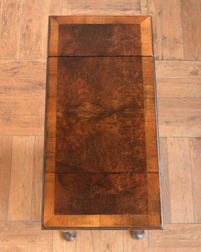 アンティークのチェスト　アンティーク家具　アンティークの英国輸入家具、伸張式の天板付きのサイドチェスト。天板を広げれば、たっぷり使えます天板の両脇のリーフを広げると、こんなに広く使えます。(q-1909-f)