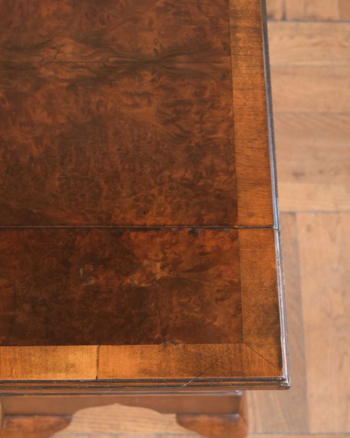 アンティークのチェスト　アンティーク家具　アンティークの英国輸入家具、伸張式の天板付きのサイドチェスト。天板を近くから見ると･･･Handlleでは修復の際、古い塗装を剥離して再塗装を施していますので、天板もキレイに仕上がっています。(q-1909-f)