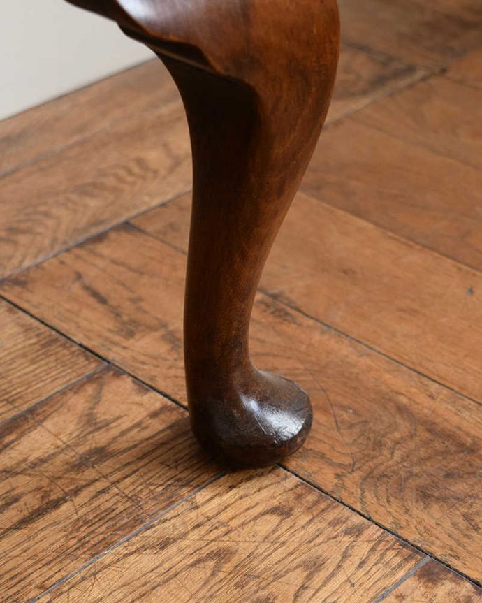 アンティークのチェスト　アンティーク家具　アンティークの英国輸入家具、伸張式の天板付きのサイドチェスト。女性1人でラクラク運べちゃう仕掛けHandleのアンティークは、脚の裏にフェルトキーパーをお付けしています。(q-1909-f)