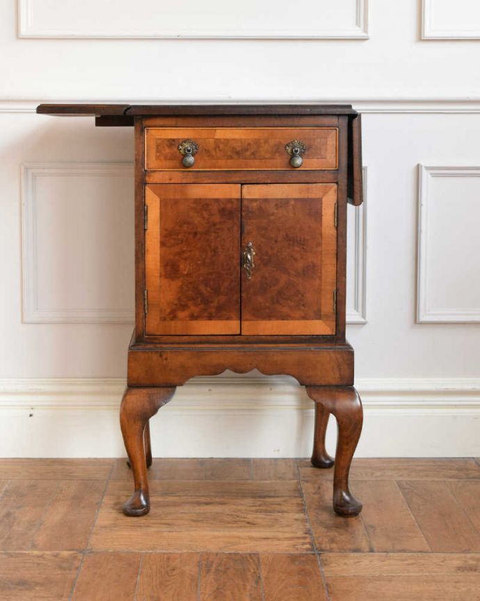 アンティークのチェスト　アンティーク家具　アンティークの英国輸入家具、伸張式の天板付きのサイドチェスト。片方だけ開いても使えます3WAYで使えるから、片側だけ開いた状態でもOK。(q-1909-f)