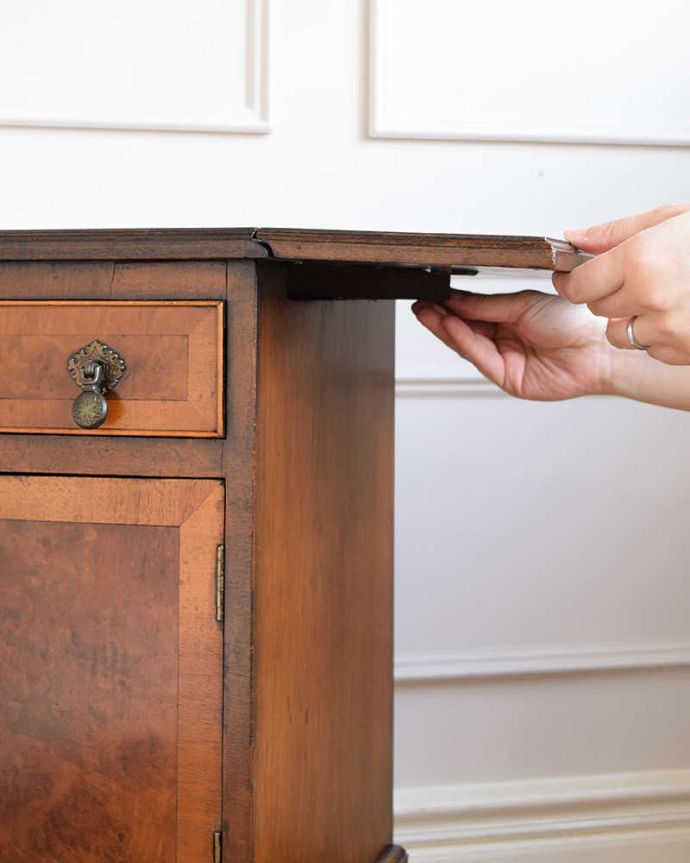 アンティークのチェスト　アンティーク家具　アンティークの英国輸入家具、伸張式の天板付きのサイドチェスト。あっという間に広がります天板を持ち上げてバーを引っ張り出すだけで、天板があっという間に大きくなります。(q-1909-f)