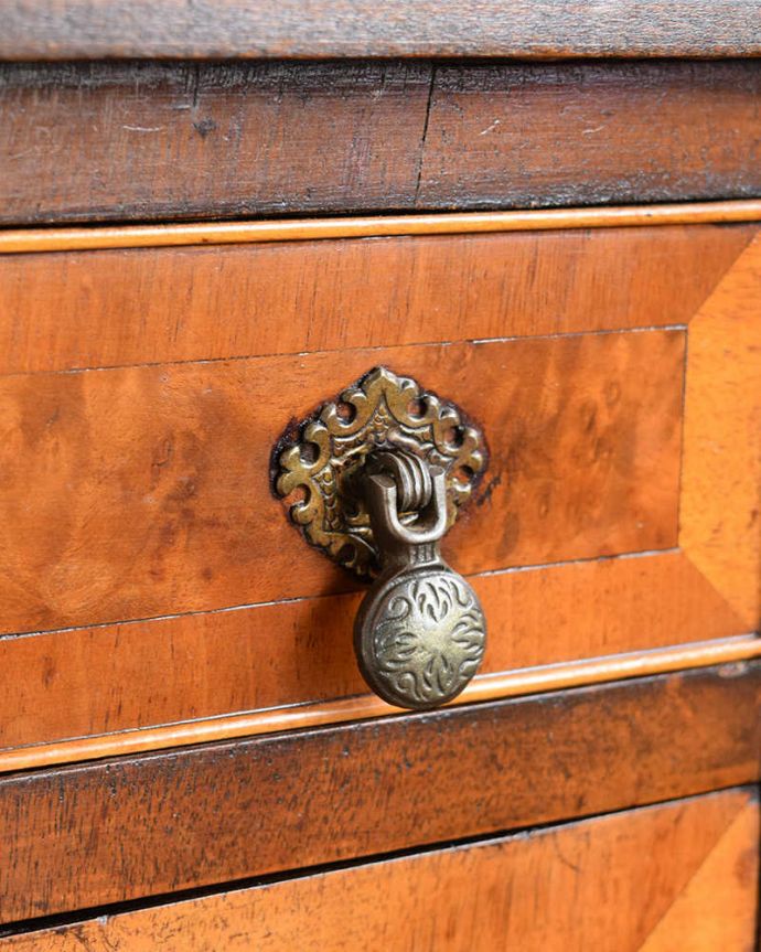 アンティークのチェスト　アンティーク家具　アンティークの英国輸入家具、伸張式の天板付きのサイドチェスト。開ける度にワクワクする取っ手アンティークらしいデザインの取っ手をそっと引っ張って中を開けるたびに、宝箱を開けている気分です。(q-1909-f)