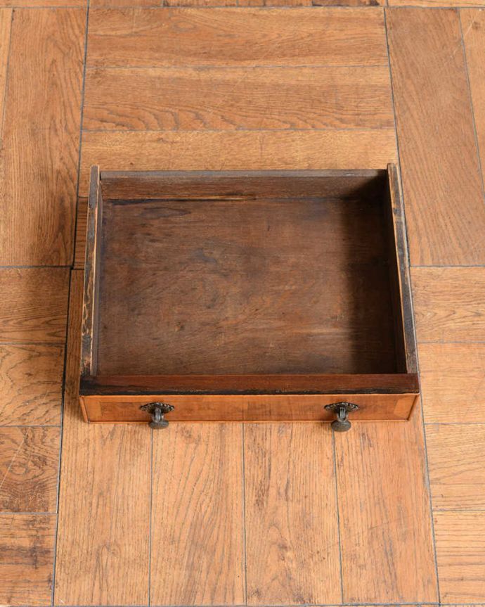 アンティークのチェスト　アンティーク家具　アンティークの英国輸入家具、伸張式の天板付きのサイドチェスト。引き出しの中もキレイに修復しましたいろんなものを安心して収納出来るように、引き出しの中も専門の職人が修復しました。(q-1909-f)